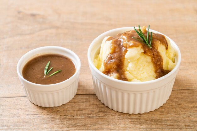 mashed potatoes with gravy sauce