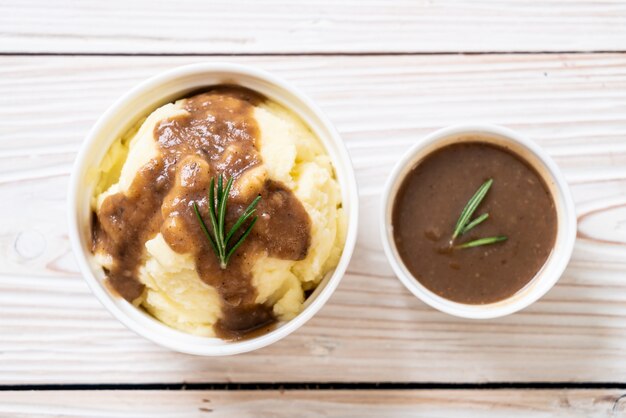 mashed potatoes with gravy sauce