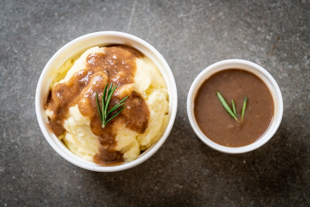 mashed potatoes with gravy sauce