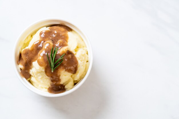 mashed potatoes with gravy sauce