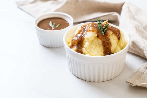 mashed potatoes with gravy sauce