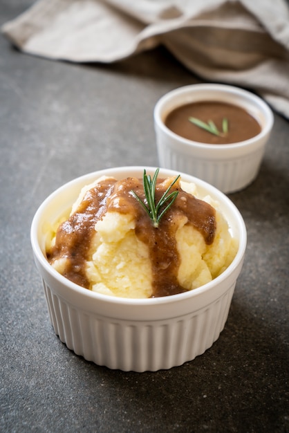 mashed potatoes with gravy sauce