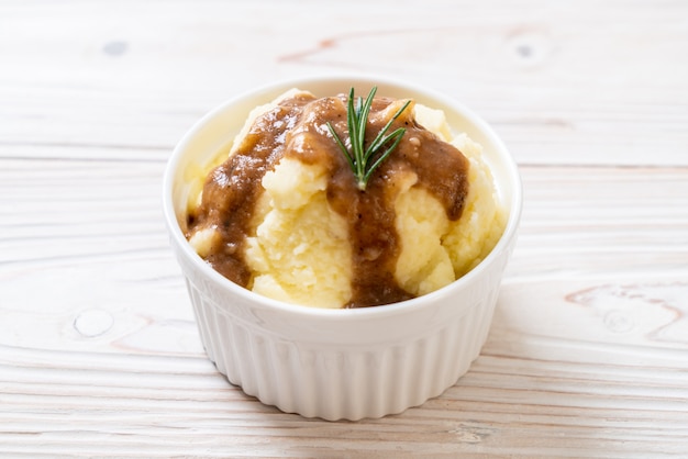 mashed potatoes with gravy sauce