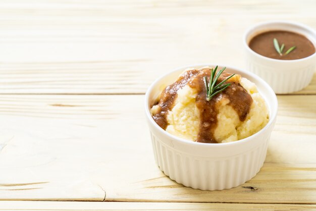 mashed potatoes with gravy sauce