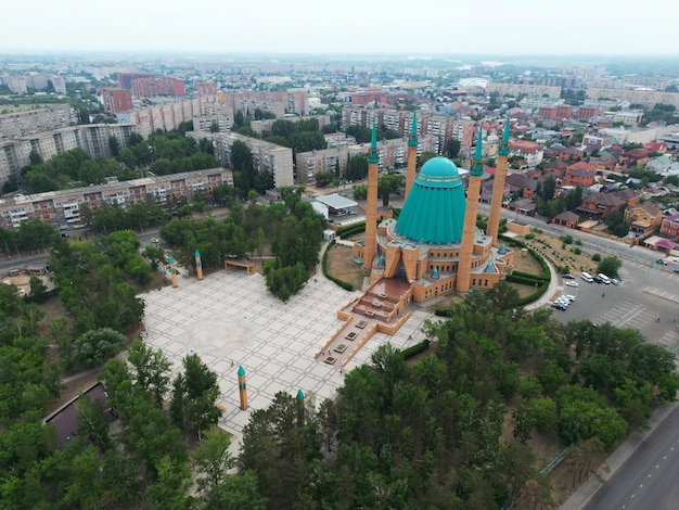 파블로다르(Pavlodar) 중심에 있는 마쉬쿠르 주섭 모스크(Mashkhur Jusup Mosque)는 위에서 내려다본 무인 항공기에서 여름 꼭대기에서 볼 수 있는 푸른 하늘 배경에 있습니다.