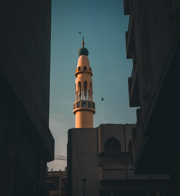 Photo masjid in dubai city between the building