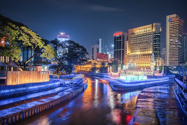 Masjid jamek e la piscina blu nel cuore del centro città di kuala lumpur di notte in malesia.