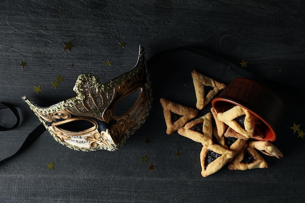 プーリム の 日 に 用い られ た 伝統 的 な クッキー を 含む マスク