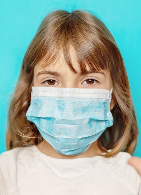 Protezione dei bambini mascherata contro i virus. messa a fuoco selettiva.