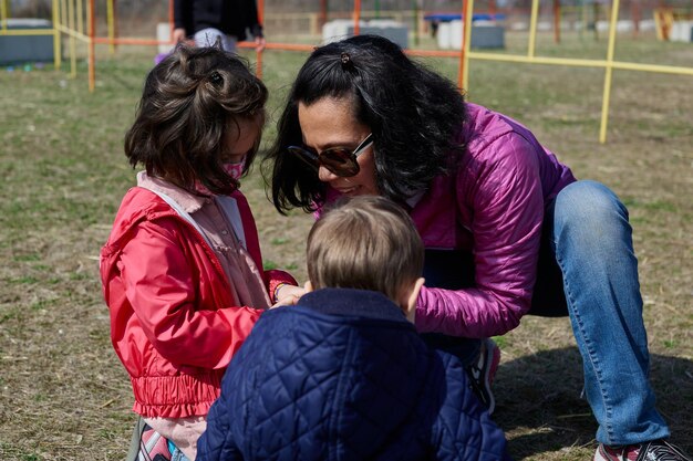 Mamma mascherata con i bambini alla fiera della contea