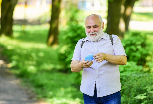 Masker afzetten Masker dat beschermt tegen virussen Ouderen hoogste risico covid19 Adem vrij Pandemisch concept Beperk risico verspreiding van infectie Senior man gezichtsmasker Versoepeling van lockdown-beperkingen