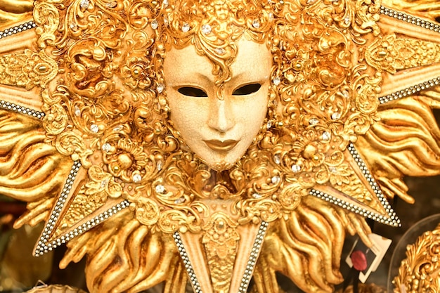 Masker uit Venezia in Italië, carnaval schoonheid schattig masker, traditionele gouden kostuum.