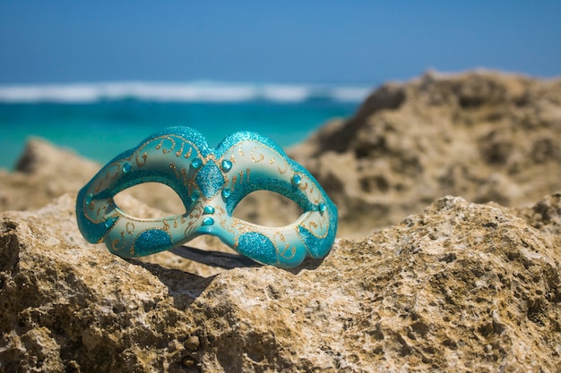 Masker van de maskeradepartij op strandmening