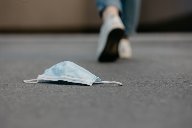 Masker weggegooid. Concept van het einde van de pandemie van het coronavirus. Massale pandemische protesten.