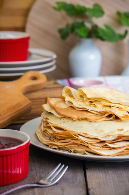 Maslenitsa en pannenkoekenweek. schotel vol Russische traditionele pannenkoeken met zure room op schotel