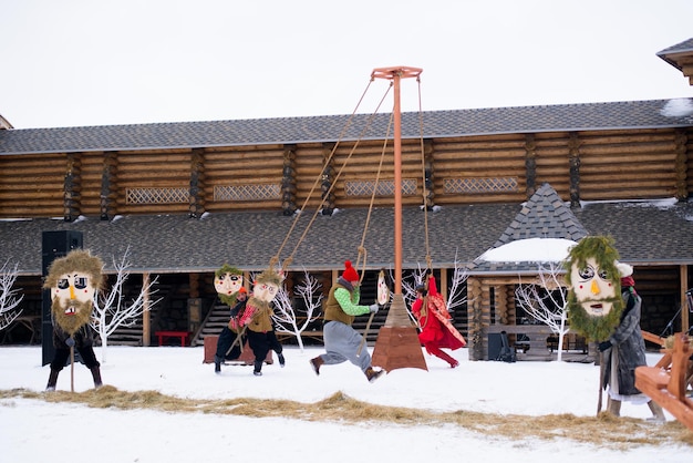 写真 肖像を燃やすマースレニツァの休日は、騎士と王女についての遊びである春の民俗祭です