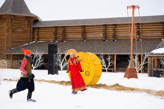 Maslenitsa-vakantie om een beeltenis te verbranden is een volksfeest in de lente, een toneelstuk over ridders en prinsessen