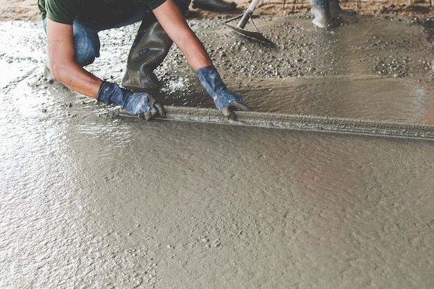 Mason building a screed coat cement