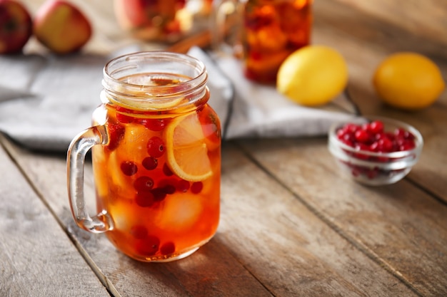 Mason jar koude thee op houten tafel