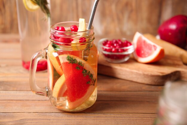 Mason jar koude thee op houten tafel