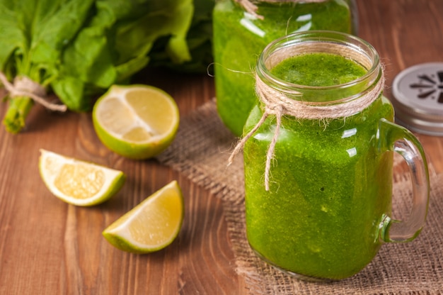 Mason jar mokken gevuld met groene spinazie en boerenkool gezondheid smoothie