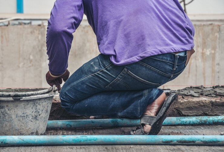 Photo mason rural thailand plastering concrete to build wall industrial plastering tools concept 