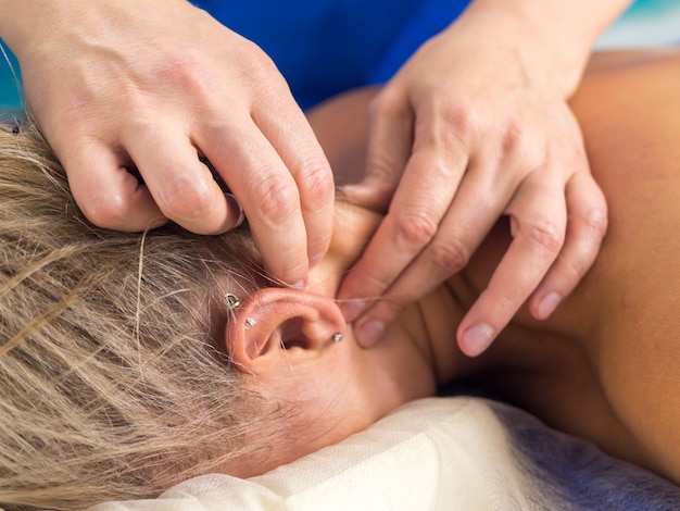 Foto massaggio in clinica donna che ottiene il primo piano di recupero