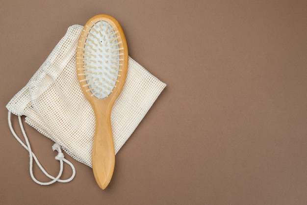 Pettine da massaggio con manico in legno sul tavolo. dispositivo per pettinare i capelli. concetto di bellezza eco.