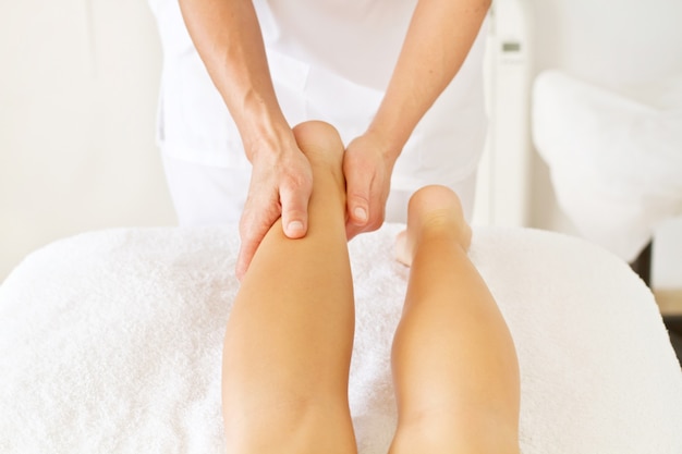 Massage en fysiotherapie voor een vrouw op haar voeten