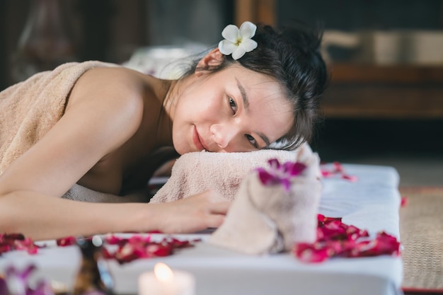 Massage en spa ontspannende behandeling van kantoorsyndroom traditionele Thaise massagestijl Asain vrouwelijke masseuse die massage doet, behandel rugpijn armpijn en stress voor kantoorvrouw moe van het werk