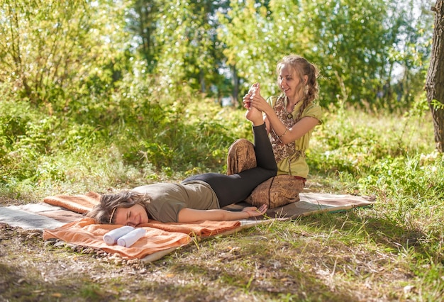 Massage expert zorgt voor een grondige massage op het gras