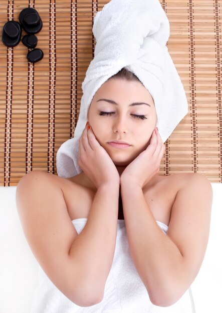 Foto massaggio del viso per donna nel salone spa