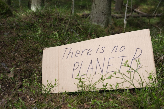 Non massaggiare la plastica sul poster nella foresta