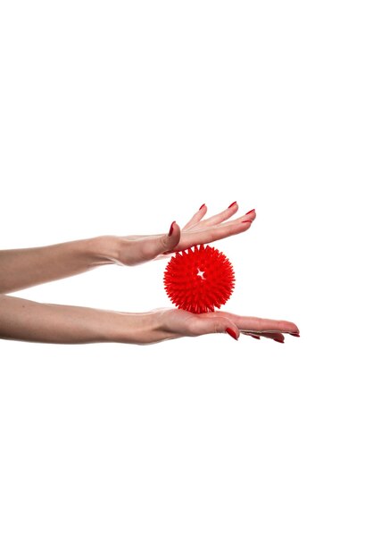 흰색 배경에 격리된 트리거 포인트를 위해 여성 손에 빨간 공 마사지
