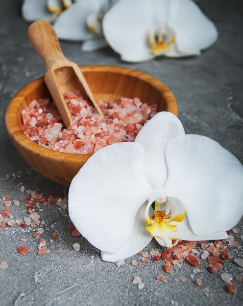 Photo massage salt and white orchids