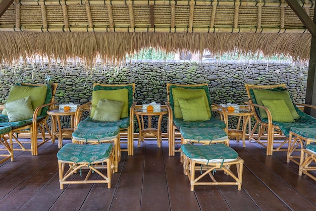 Массажный стол с видом на тропический сад Спа-массажная комната с креслами для массажа ног на острове Бали, Индонезия