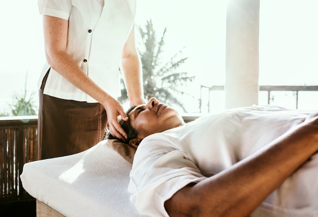 Foto massaggio terapista massaggiando in una spa