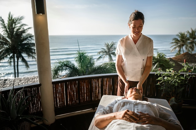 Foto massaggio terapista massaggiando in una spa