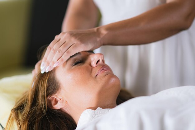 Photo massage therapist massaging woman