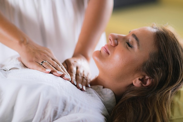 Photo massage therapist massaging woman