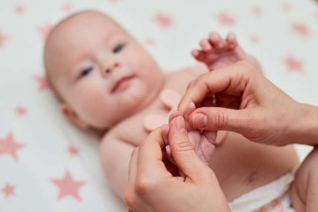 Massage van de babyhand door moederclose-up