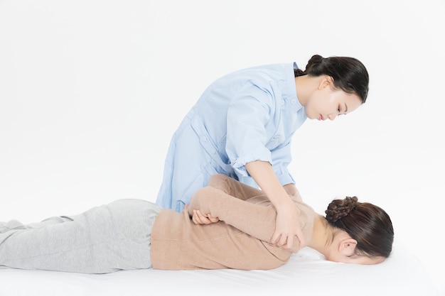 Massageconcept met ontspannen vrouw