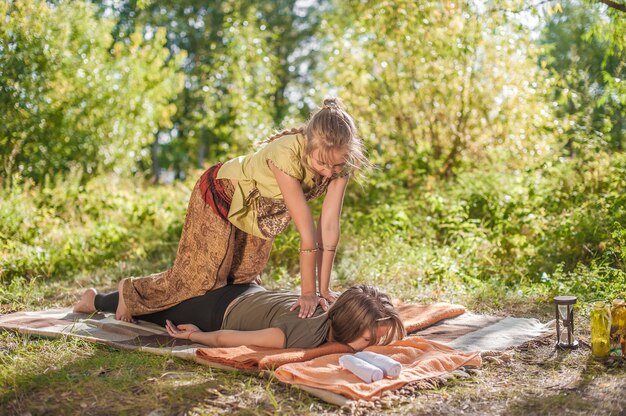 Massagemeisje geeft haar cliënt een verfrissende massage buiten.