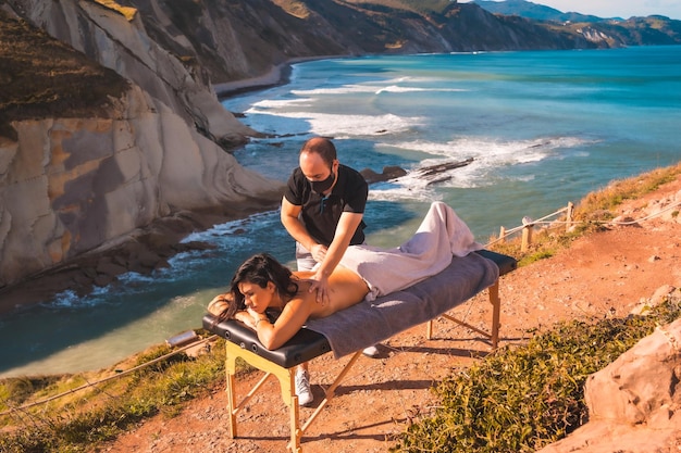 Massages in de natuur aan de kust bij de zee een droom die uitkomt