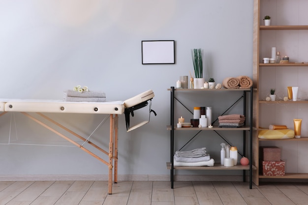 Massagetafel in het interieur van een modern wellnesscentrum