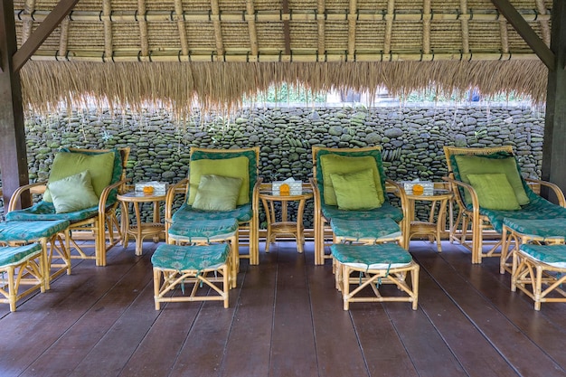 Massagetafel met uitzicht op de tropische tuin Spa-massageruimte met voetmassagestoelen op het eiland Bali, Indonesië