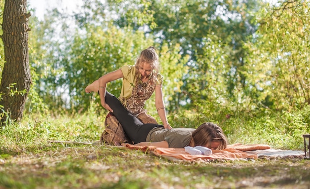 Massagetherapeut demonstreert verfrissende massagemethoden in de natuur.