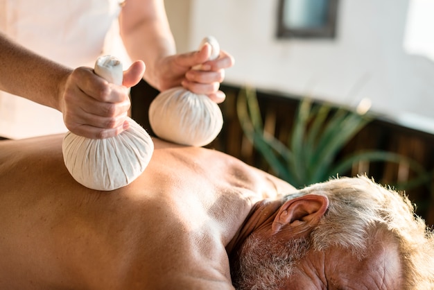 Massagetherapeut masseert in een spa