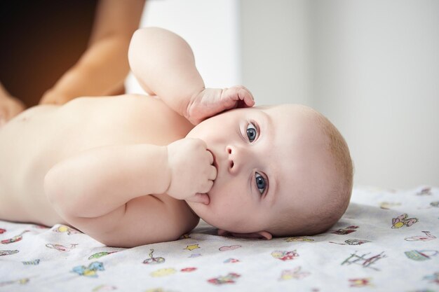 Massagetherapeut werkt met schattig babykind in medisch centrum