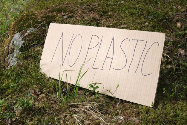 Masseer geen plastic op poster in het bos